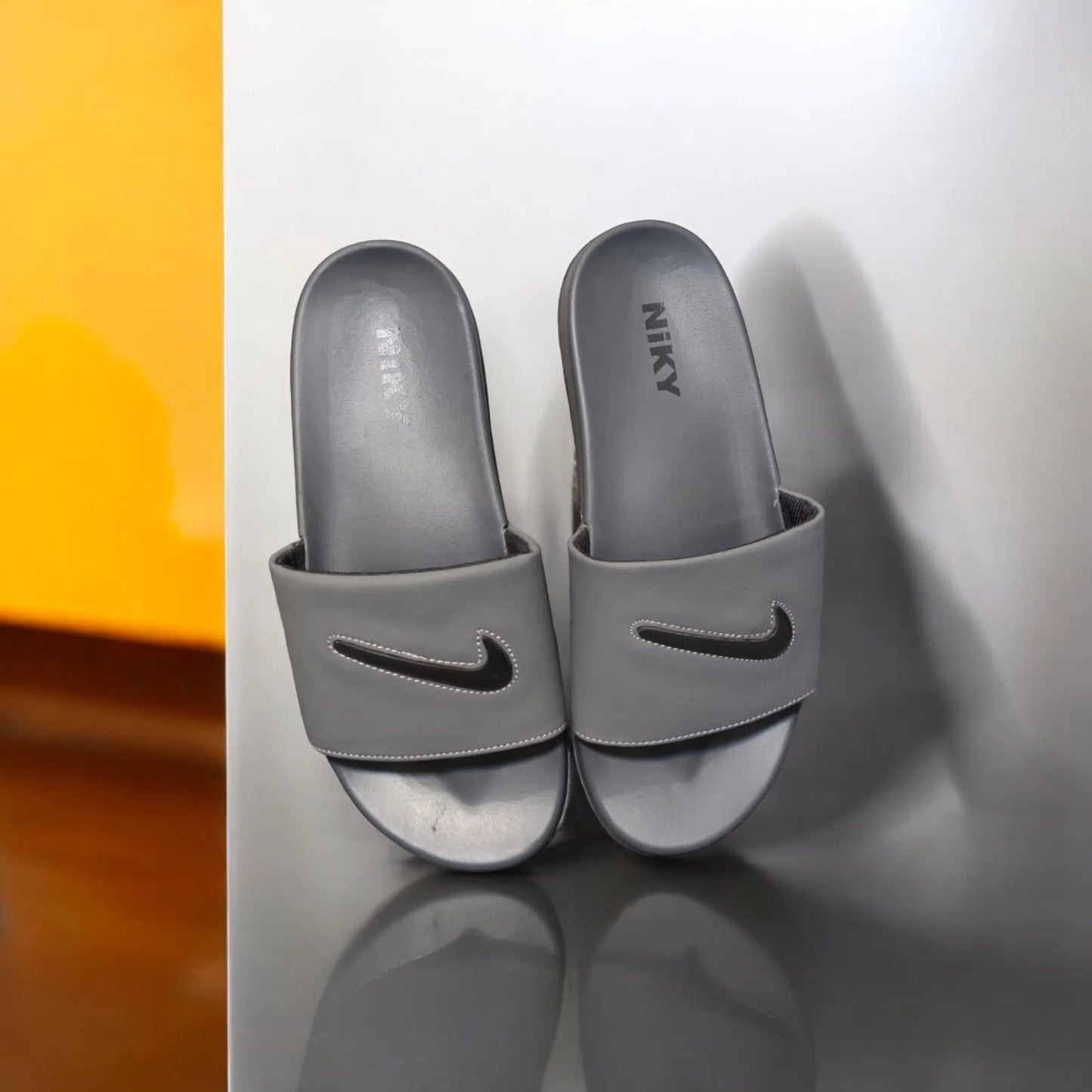 NIKY SLIPPER GRAY